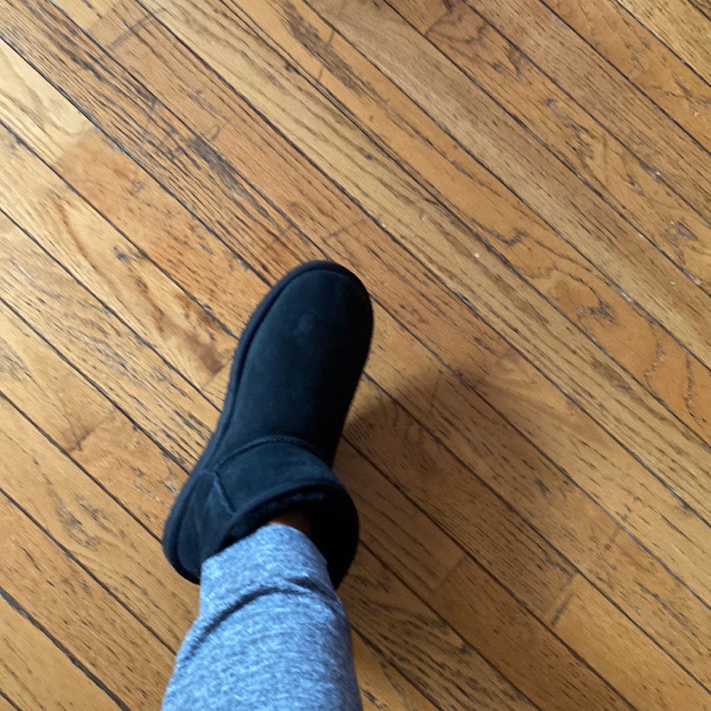 Black short Ugg boots